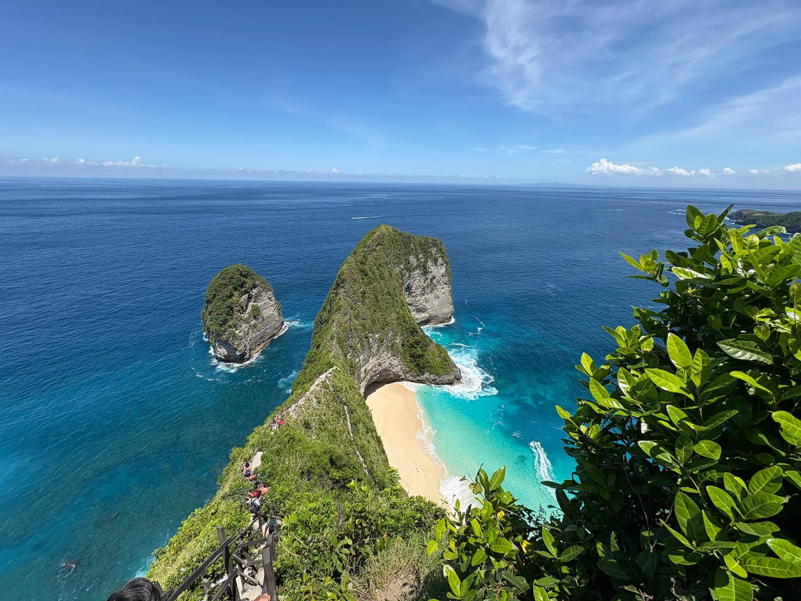 Zielony cypel w kształcie T-Rexa i turkusowa zatoka Kelingking Beach na Nusa Penida
